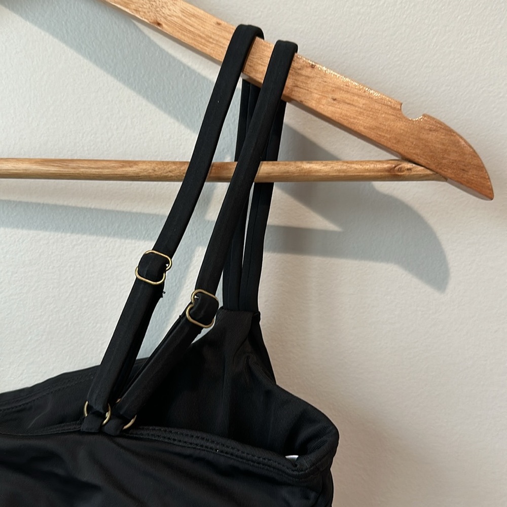 Andie The Rockaway Top in Black - Picture 5 of 5